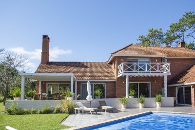 espectacular mansion en zona golf, proxima al hotel lauberge y a las propiedades mas importantes de punta del este. - ndm4813c