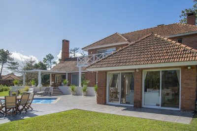 espectacular mansion en zona golf, proxima al hotel lauberge y a las propiedades mas importantes de punta del este. - ndm4813c