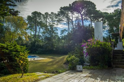 casa en venta de 4 dormitorios en lugano , punta del este  - ndm4873c