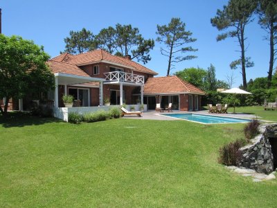 espectacular mansion en zona golf, proxima al hotel lauberge y a las propiedades mas importantes de punta del este. - ndm4813c