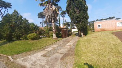 exclusiva casa de 4 dormitorios con piscina en punta del este en venta - ndm2187c