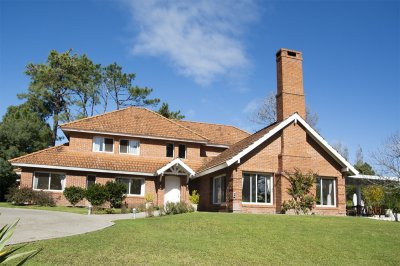 espectacular mansion en zona golf, proxima al hotel lauberge y a las propiedades mas importantes de punta del este. - ndm4813c