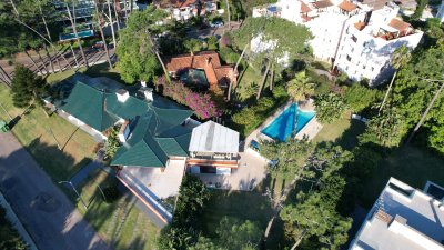 Vende y alquila gran casa de 5 dormitorios en Playa Mansa, Punta del Este 