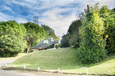 casa en venta de 4 dormitorios en lugano , punta del este  - ndm4873c