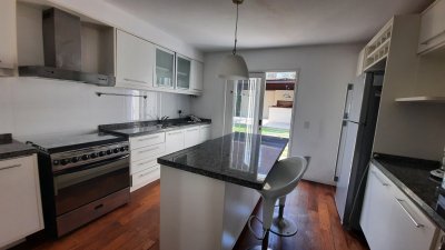 exclusiva casa de 4 dormitorios con piscina en punta del este en venta - ndm2187c
