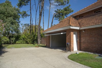 espectacular mansion en zona golf, proxima al hotel lauberge y a las propiedades mas importantes de punta del este. - ndm4813c