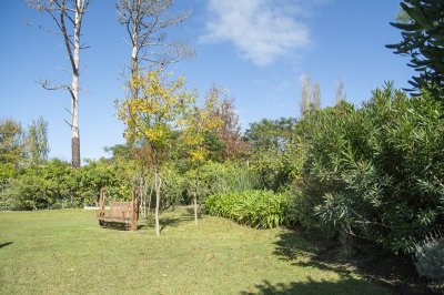 espectacular mansion en zona golf, proxima al hotel lauberge y a las propiedades mas importantes de punta del este. - ndm4813c