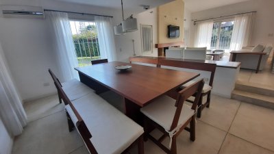 exclusiva casa de 4 dormitorios con piscina en punta del este en venta - ndm2187c