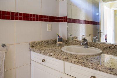 espectacular mansion en zona golf, proxima al hotel lauberge y a las propiedades mas importantes de punta del este. - ndm4813c