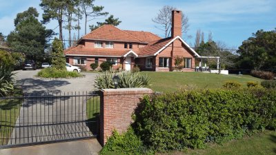 espectacular mansion en zona golf, proxima al hotel lauberge y a las propiedades mas importantes de punta del este. - ndm4813c