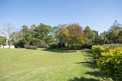 espectacular mansion en zona golf, proxima al hotel lauberge y a las propiedades mas importantes de punta del este. - ndm4813c