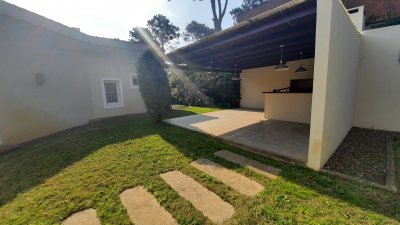 exclusiva casa de 4 dormitorios con piscina en punta del este en venta - ndm2187c