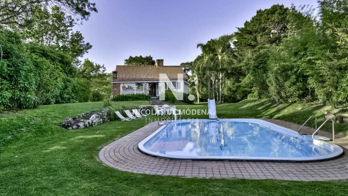 Alquila casa en Pinares de 4 dormitorios con piscina.