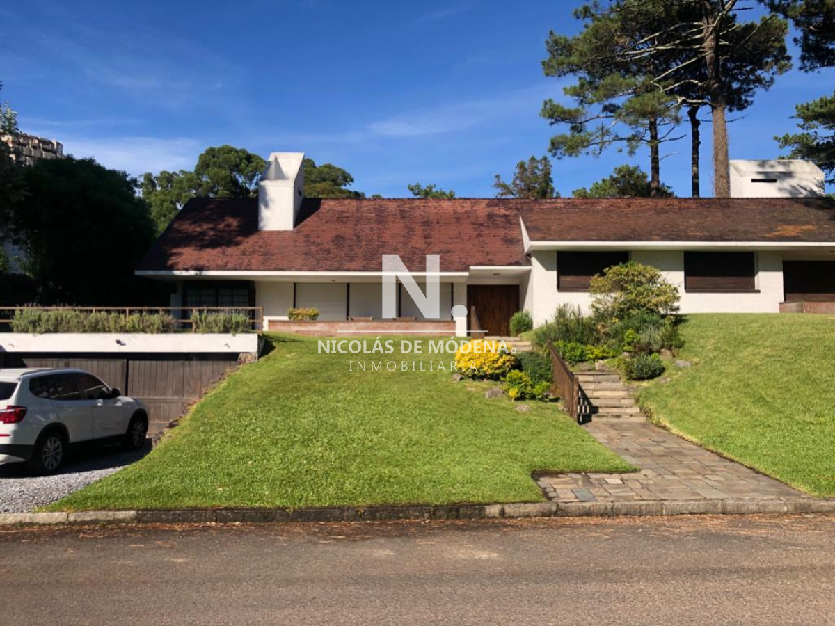 Muy buena propiedad en venta, 5 dormitorios en barrio Cantegril, Punta del Este 