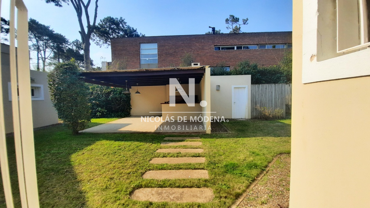 exclusiva casa de 4 dormitorios con piscina en punta del este en venta - ndm2187c