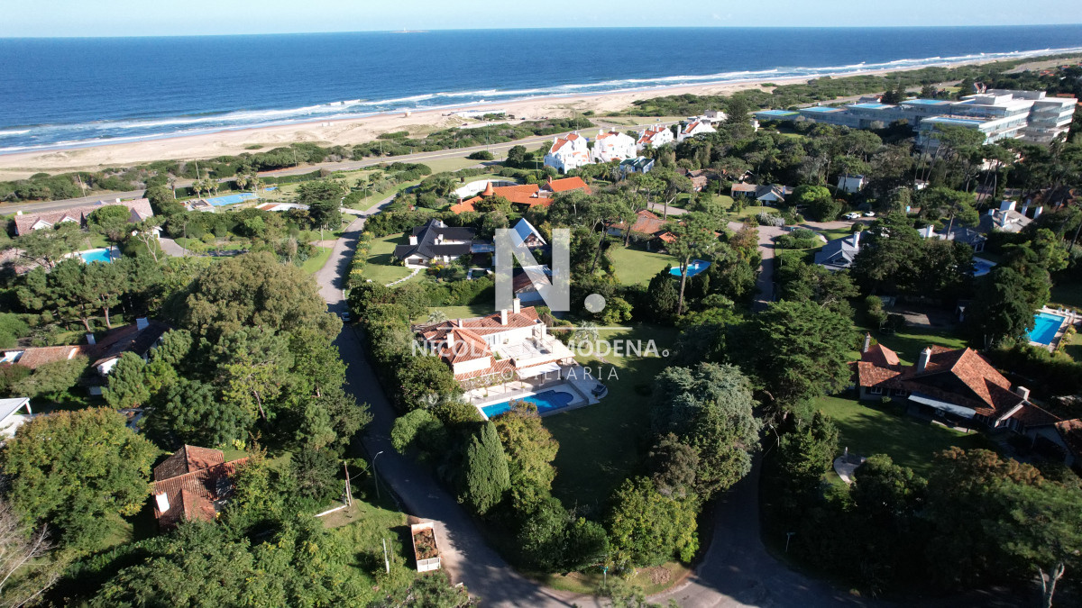 casa en venta de 5 dormitorios en el golf , punta del este , playa bravav - ndm9453c