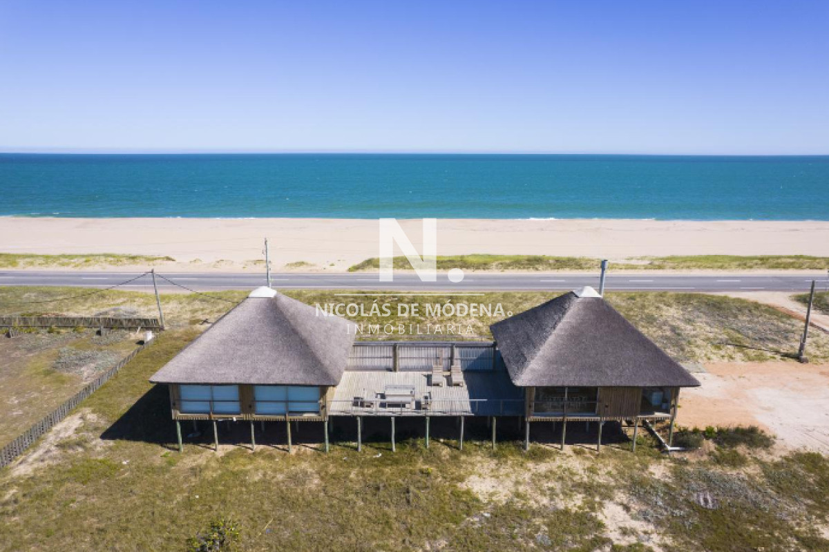 Vende casa con vista al mar de 3 dormitorios en suite, en Jose Ignacio.
