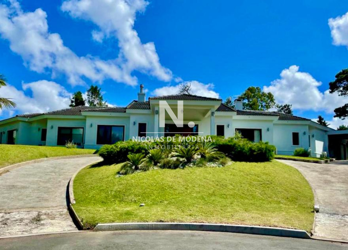 Alquila casa en la Arbolada, Punta del Este de 4 dormitorios.