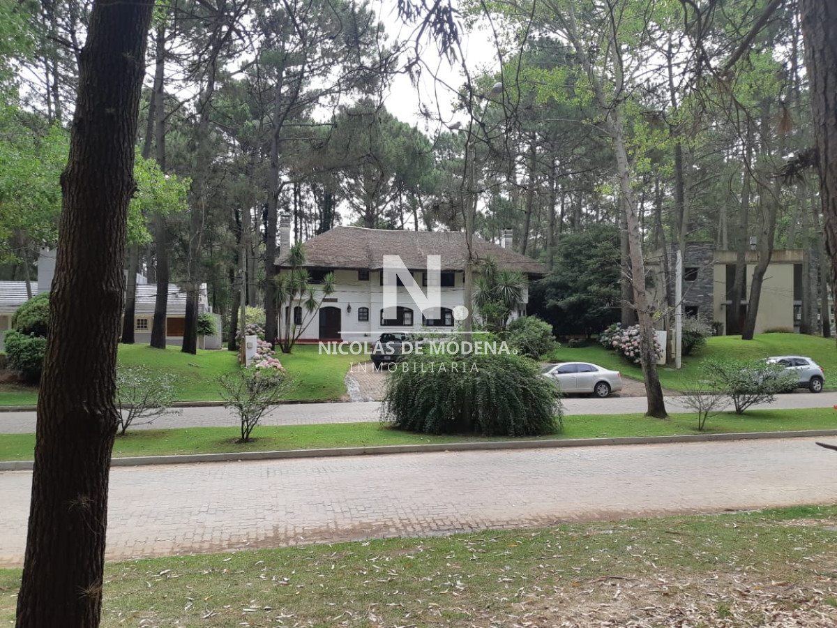 barrio cerrado a pasos del mar con todos los servicios. solanas, punta del este. chalet en venta - ndm10384c