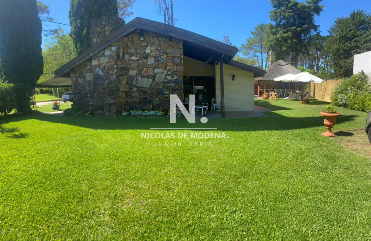 vende casa de 3 dormitorios, con gran terreno esquinero en punta del este  - ndm19440c