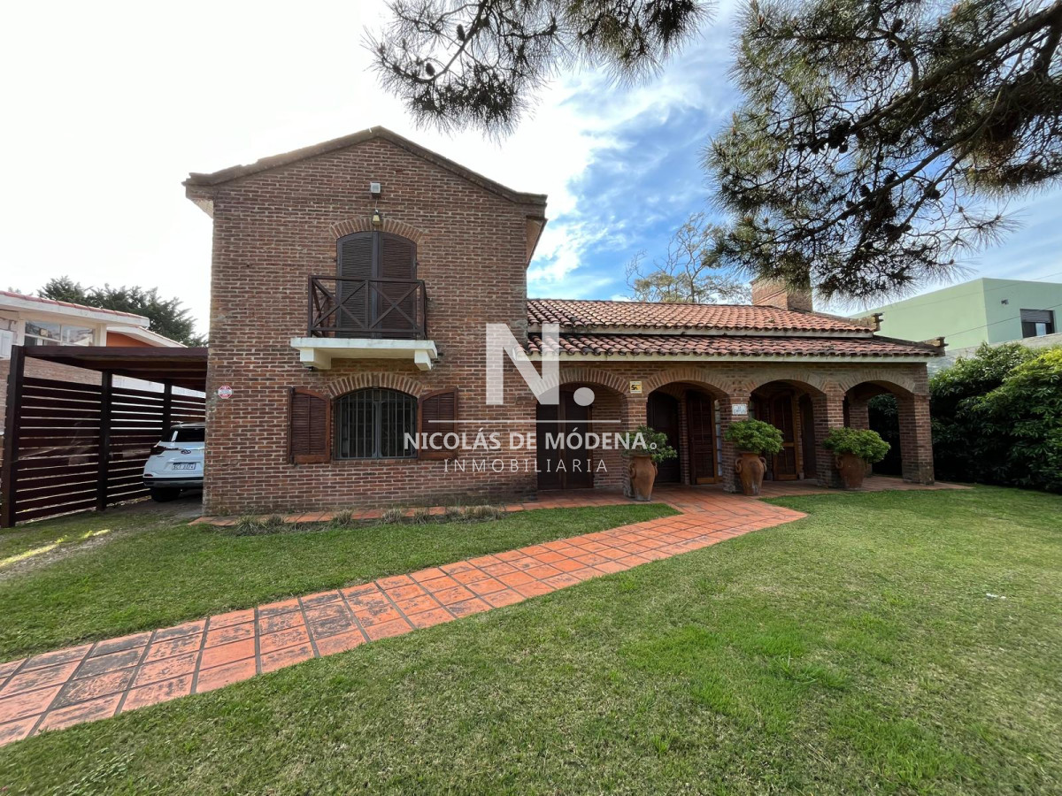 Alquila casa en Mansa Punta del Este, de 3dormitorios.
