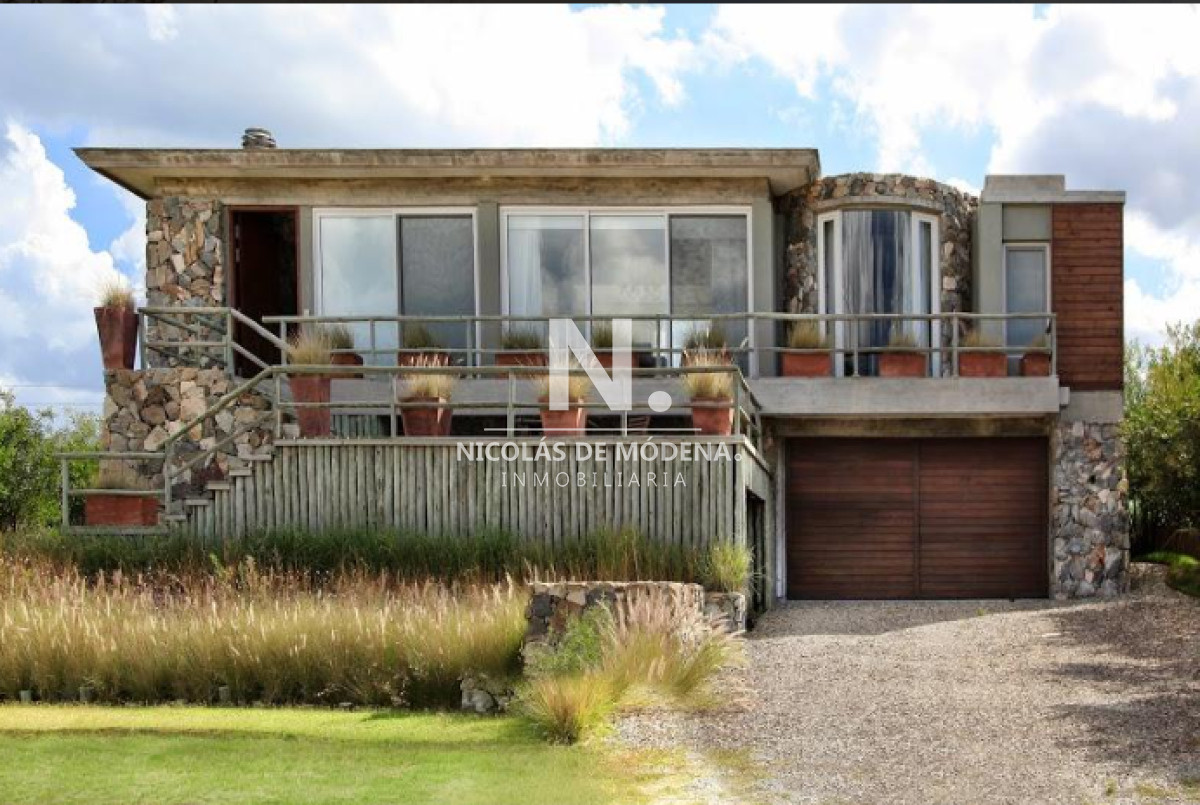 Vende en Club del Mar, casa de 5 dormitorios con piscina y parrillero. - NDM25286C