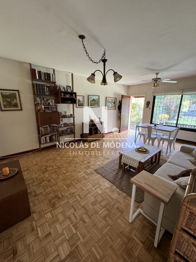amplia casa  en malvín de 5 dormitorios, cochera, jardín, parrillero y gran fondo - ndm22137c