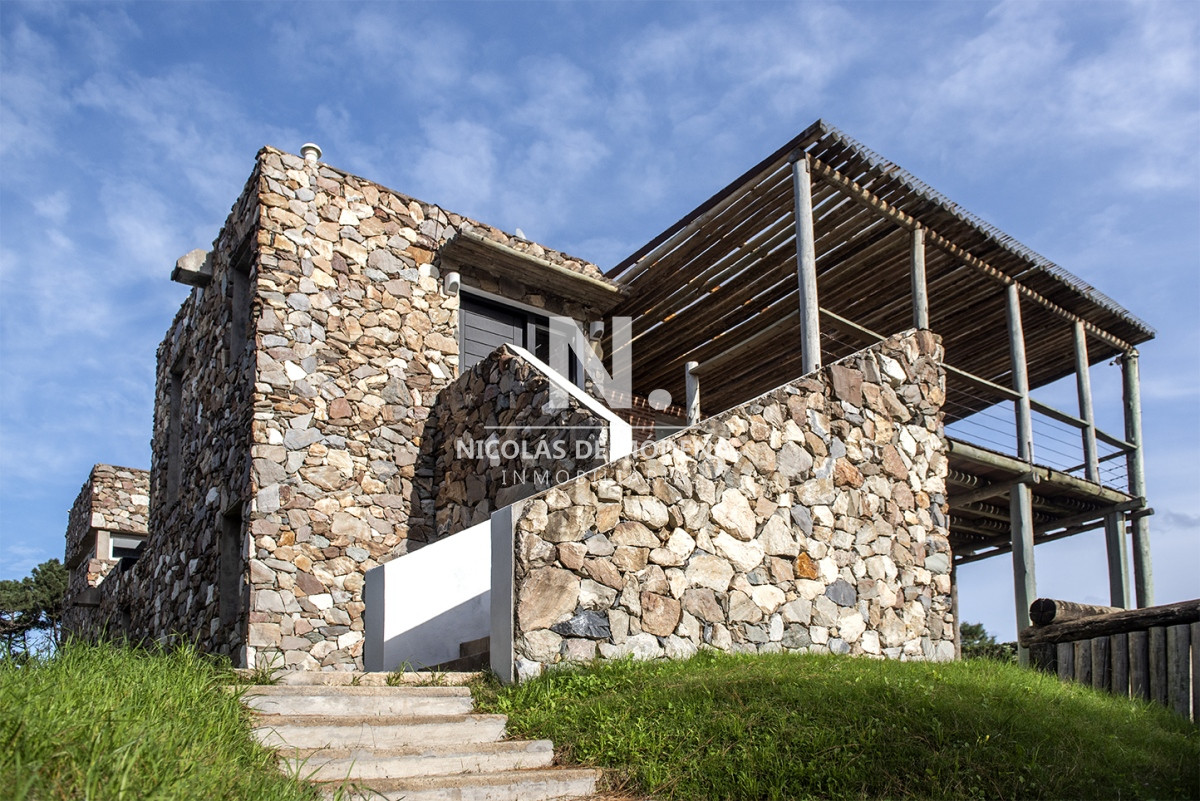 casa en venta de 4 dormitorios en chihuahua , punta del este  - ndm21791c