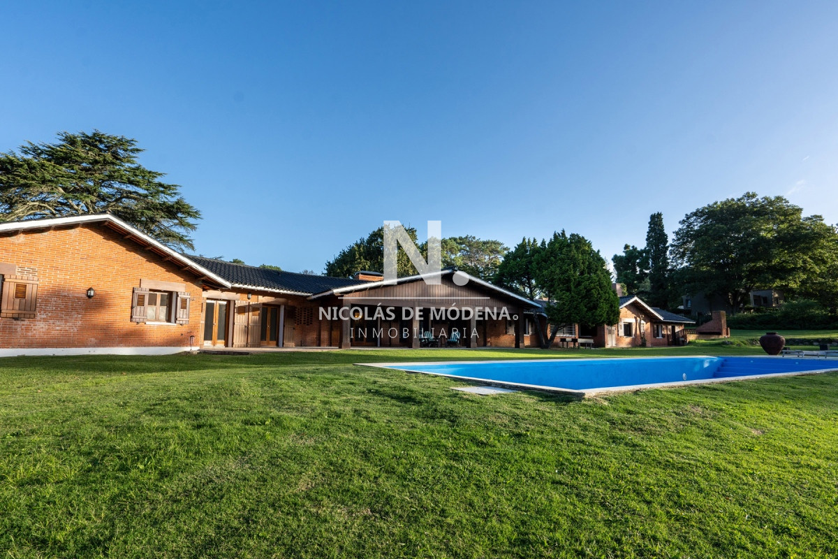 en venta casa de 4 dormitorios, con agradable entorno en golf, punta del este. - ndm7036c