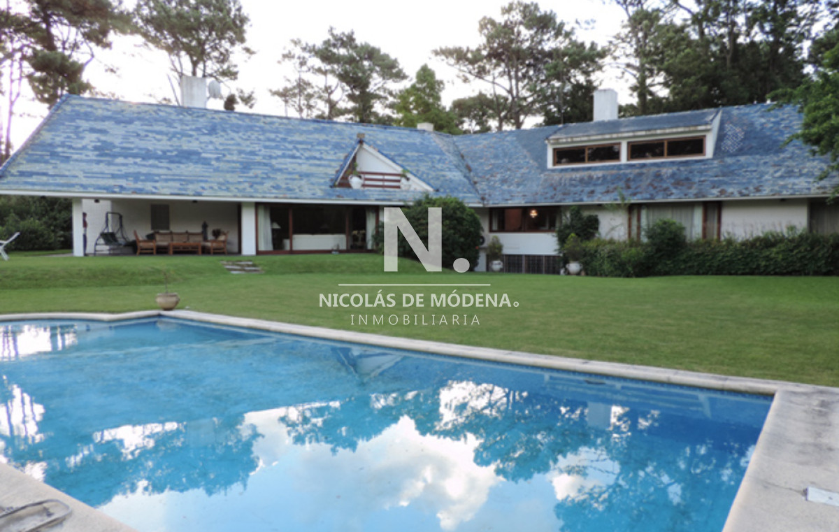 Vende casa de 7 dormitorios, en la Mansa Punta del Este.