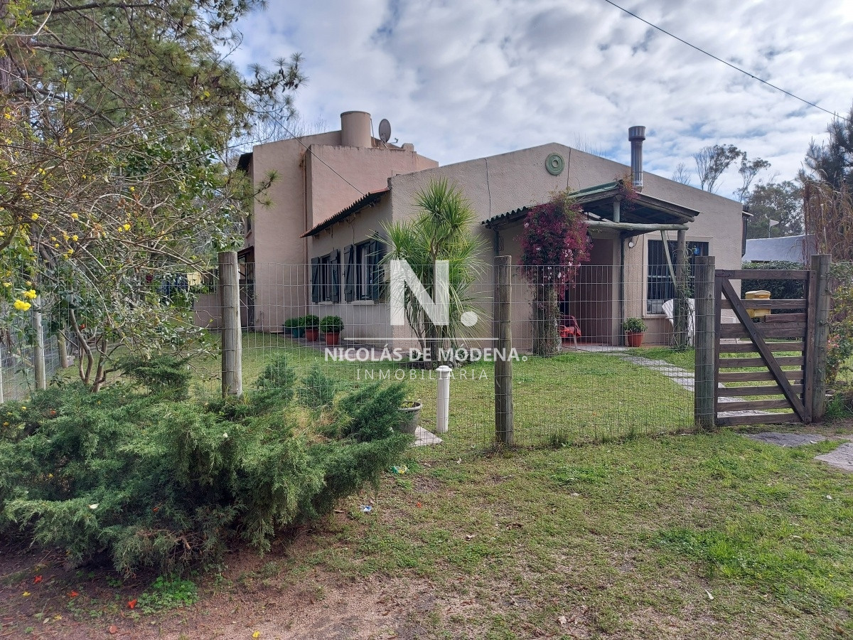 vende casa en balneario buenos aires, manantiales, de 2 dormitorios en suite.  - ndm22152c