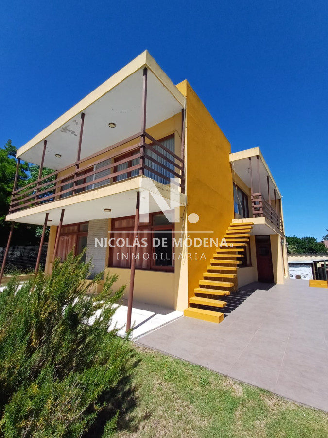 Casa de dos plantas a metros de Playa Mansa en venta