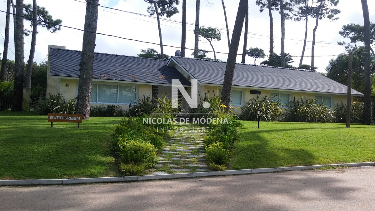 Hermosa casa de 4 dormitorios en venta en la zona de la Mansa. - NDM1752C