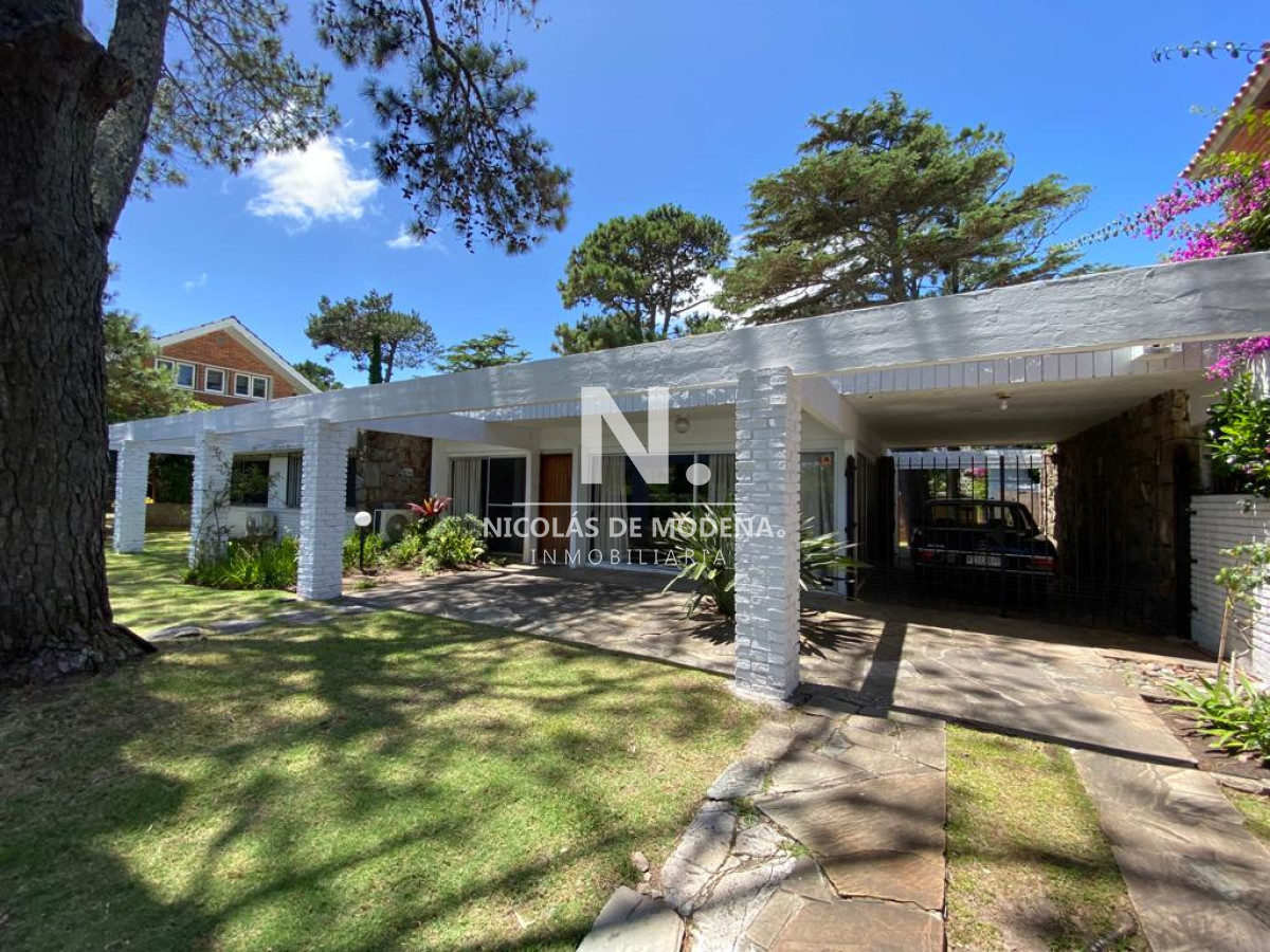 en zona residencial a metros de playa mansa - ndm15364c