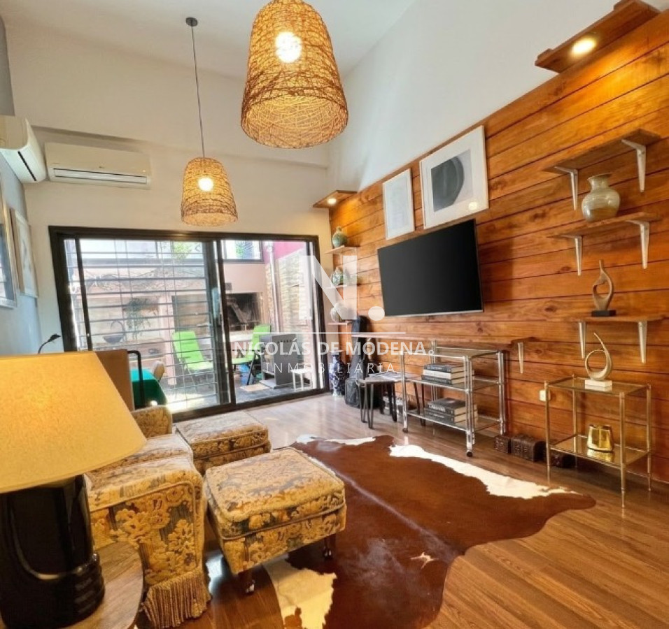 Casa en Venta de 2 Dormitorios Con Cochera  En Pocitos, Montevideo - NDM28233C