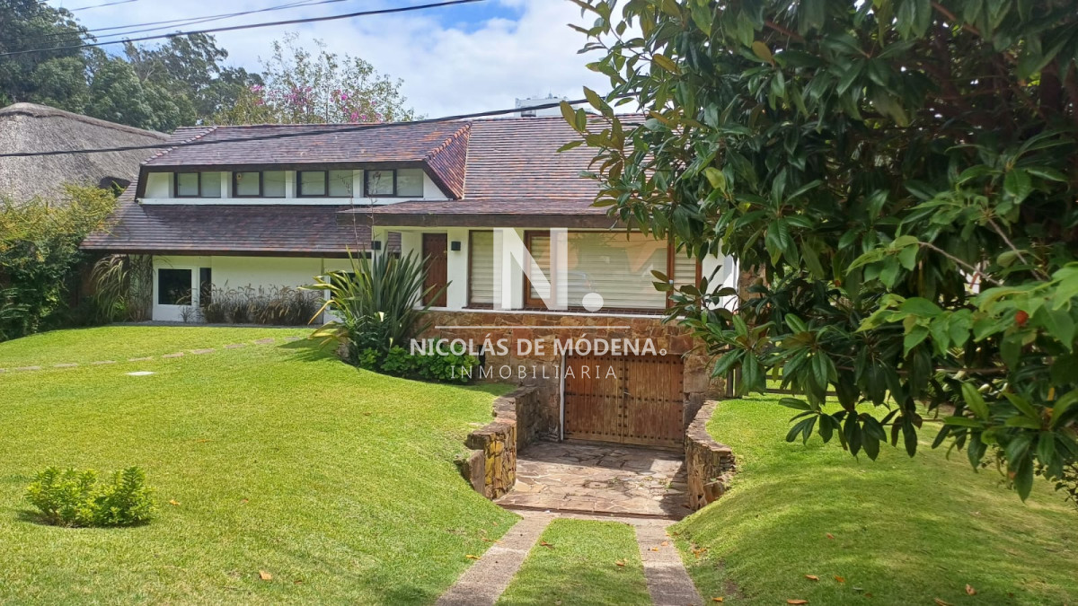 vende gran casa para vivir todo el año, de 3 dormitorios en punta del este  - ndm21344c