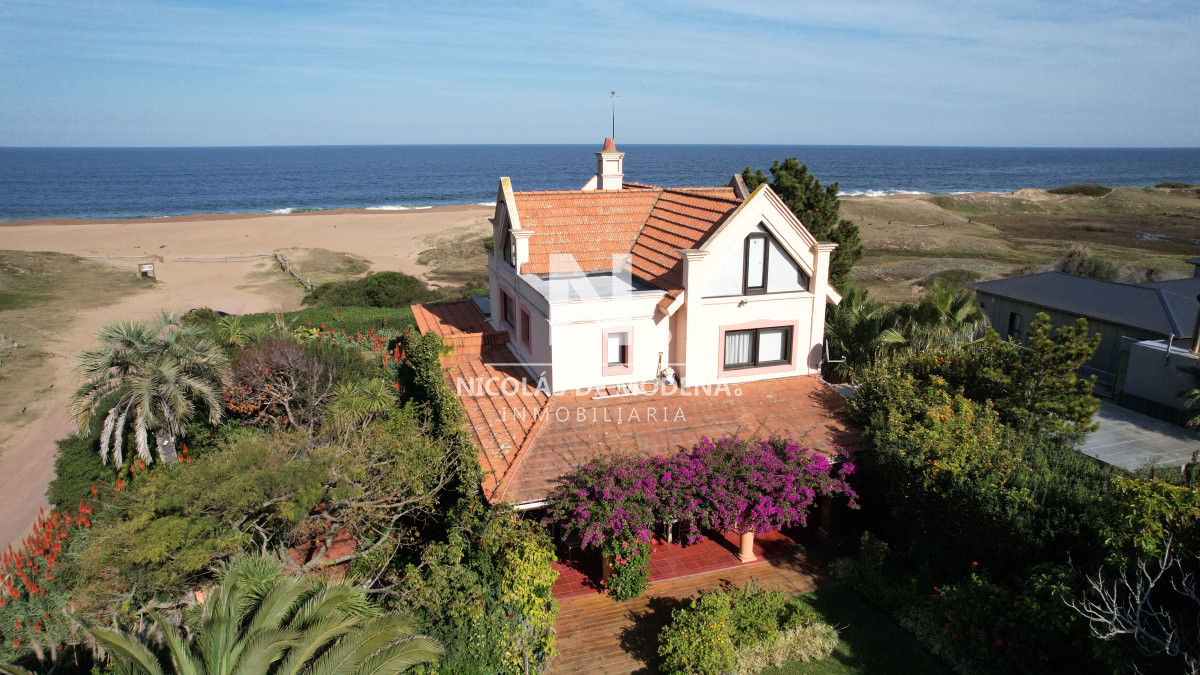 Espectacular casa sobre el Mar, gran oportunidad. - NDM2717C