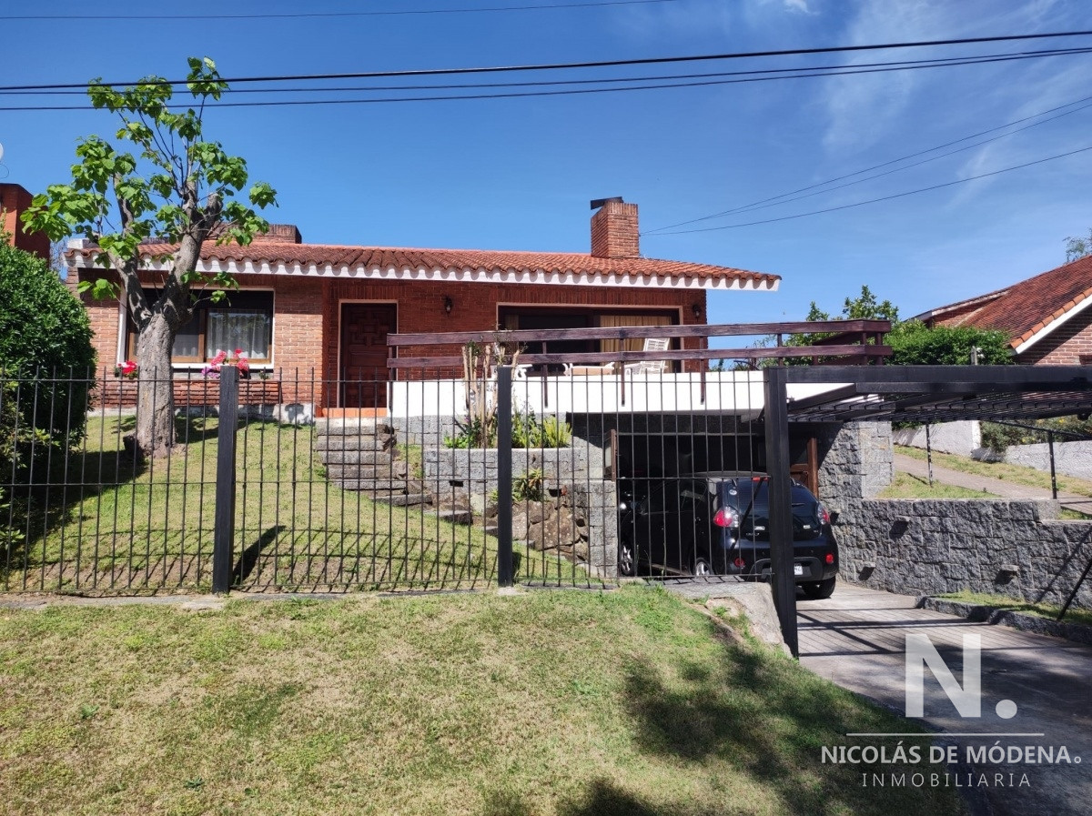 Vende casa de 2 dormitorios en Cantegril Punta del Este