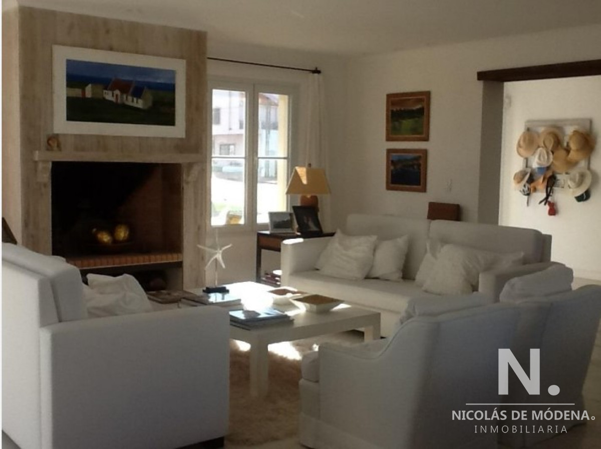 Casa en venta de 4 dormitorios, en la zona de la península.