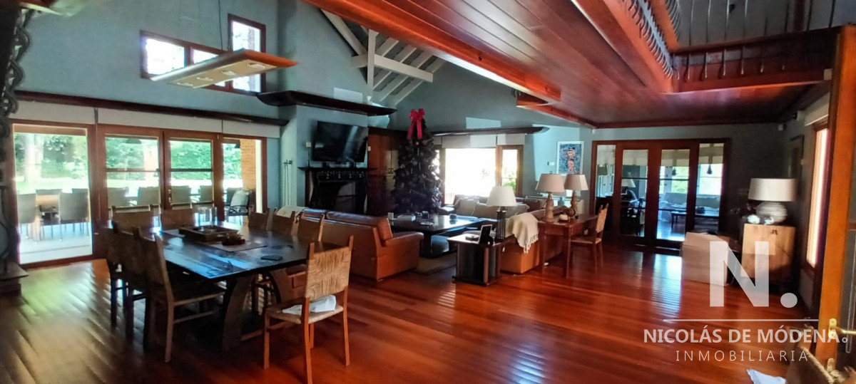 Espectacular chalet de 6 dormitorios en venta en El Golf - GoPunta - Portal Inmobiliario de Punta del Este - Maldonado