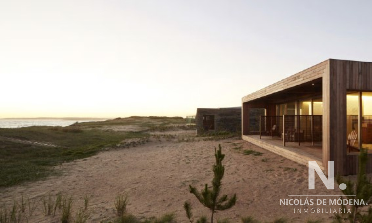 Bungalow de 2 suites en alquiler, complejo con servicios, frente al mar