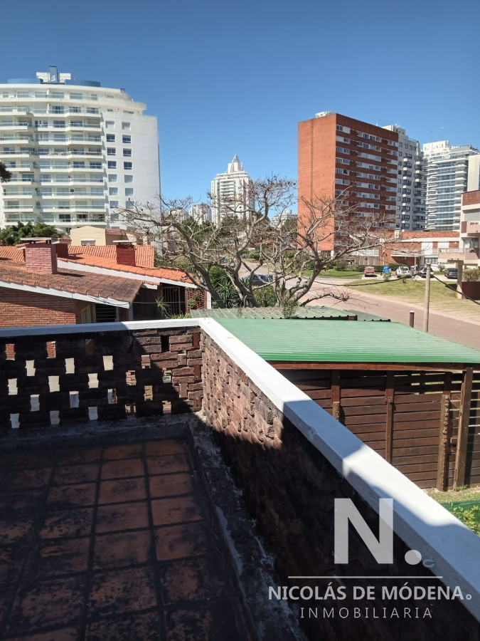 alquiler anual en punta del este ph de dos dormitorios frente a plaza mexico - ndm19911c