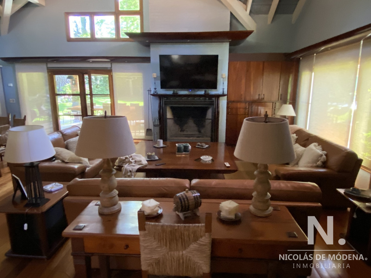 Espectacular chalet de 6 dormitorios en venta en El Golf - GoPunta - Portal Inmobiliario de Punta del Este - Maldonado
