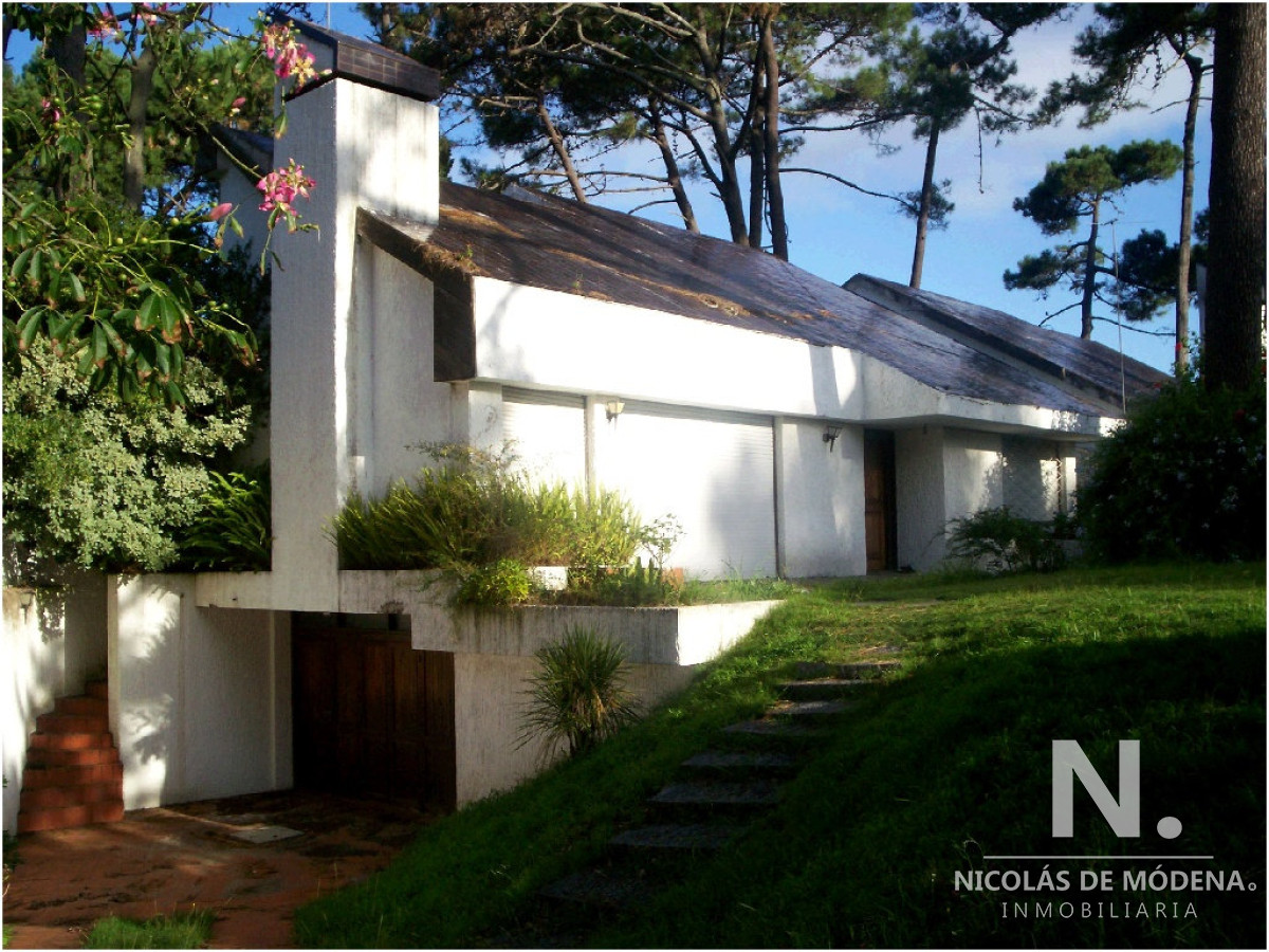En venta casa de 4 dormitorios en San Rafael - Punta del Este con piscina y parrillero