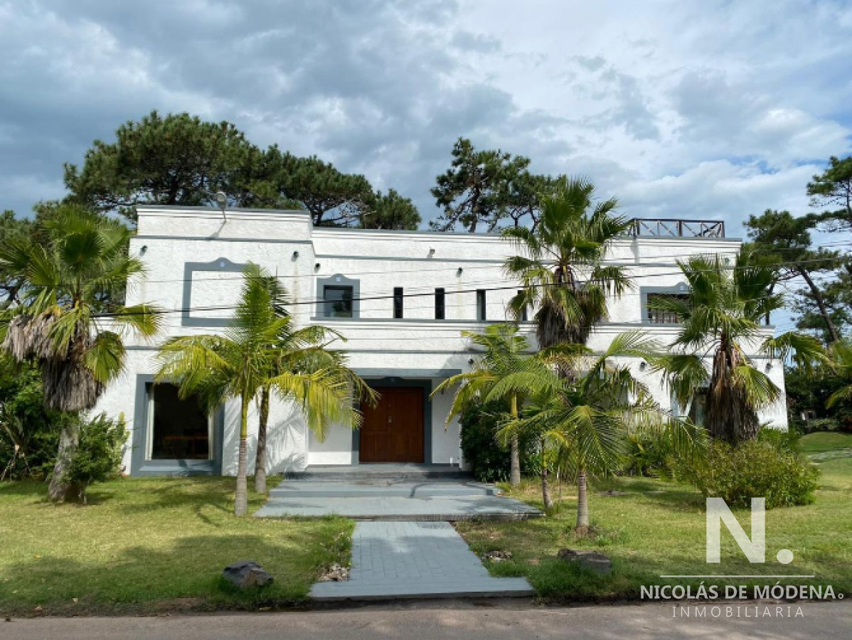 En venta Casa en Brava - Punta del Este de 5 dormitorios. 