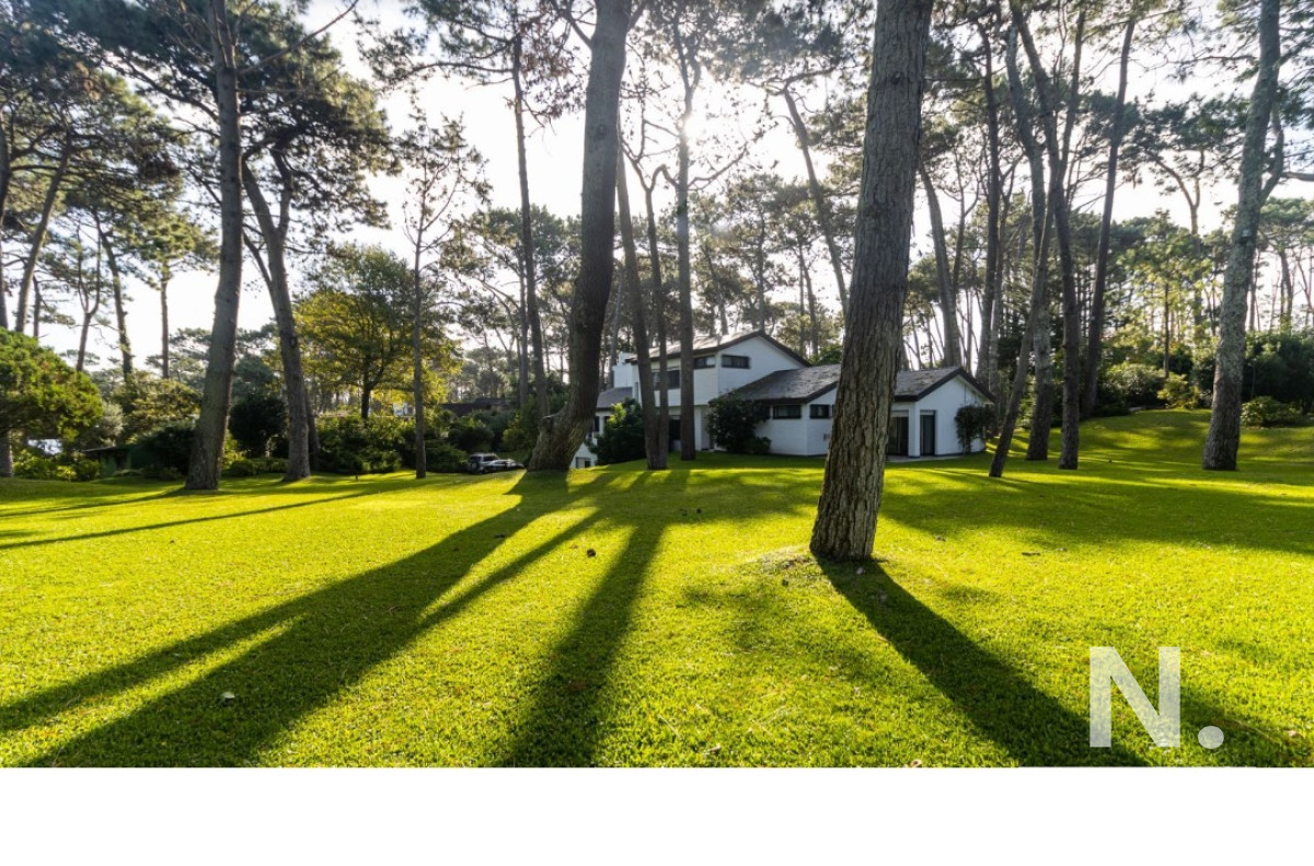 OPORTUNIDAD. VENDE CASA CON GRAN METRAJE EN SAN RAFAEL, PLAYA BRAVA. PUNTA DEL ESTE. 