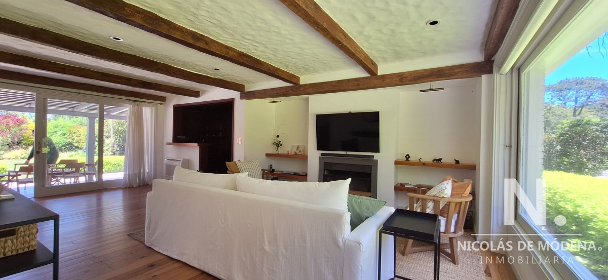 Alquila casa en Golf - Punta del Este de 5 dormitorios.