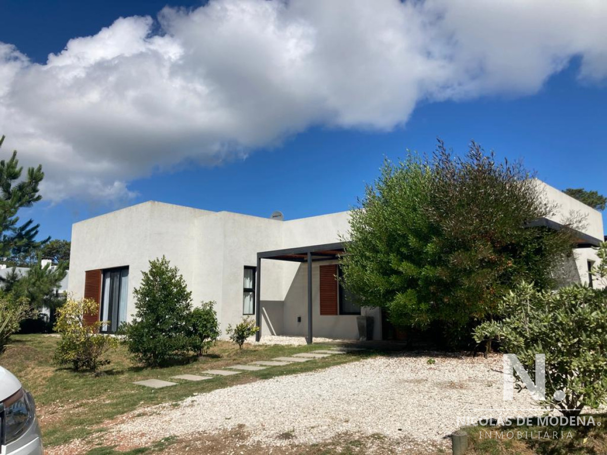 vende impecable casa de 3 dormitorios en excelente ubicación la residence punta del este.  - ndm22473c