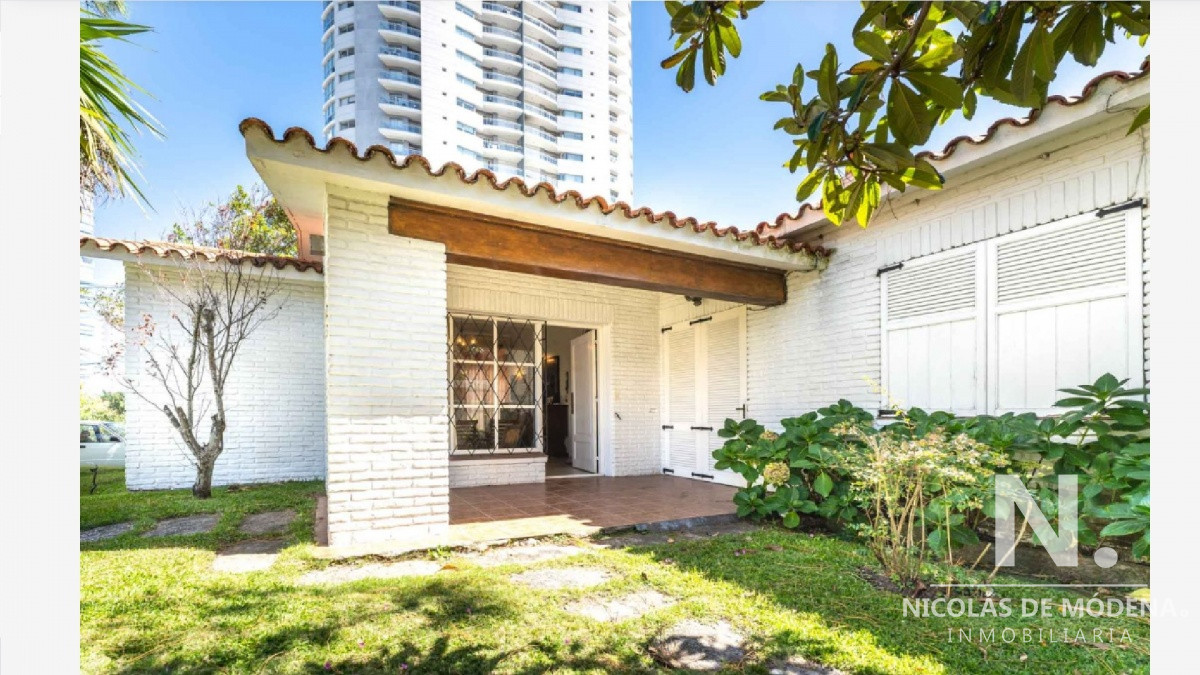 VENDE CASA DE 5 DORMITORIOS EN PLAYA MANSA, PUNTA DEL ESTE