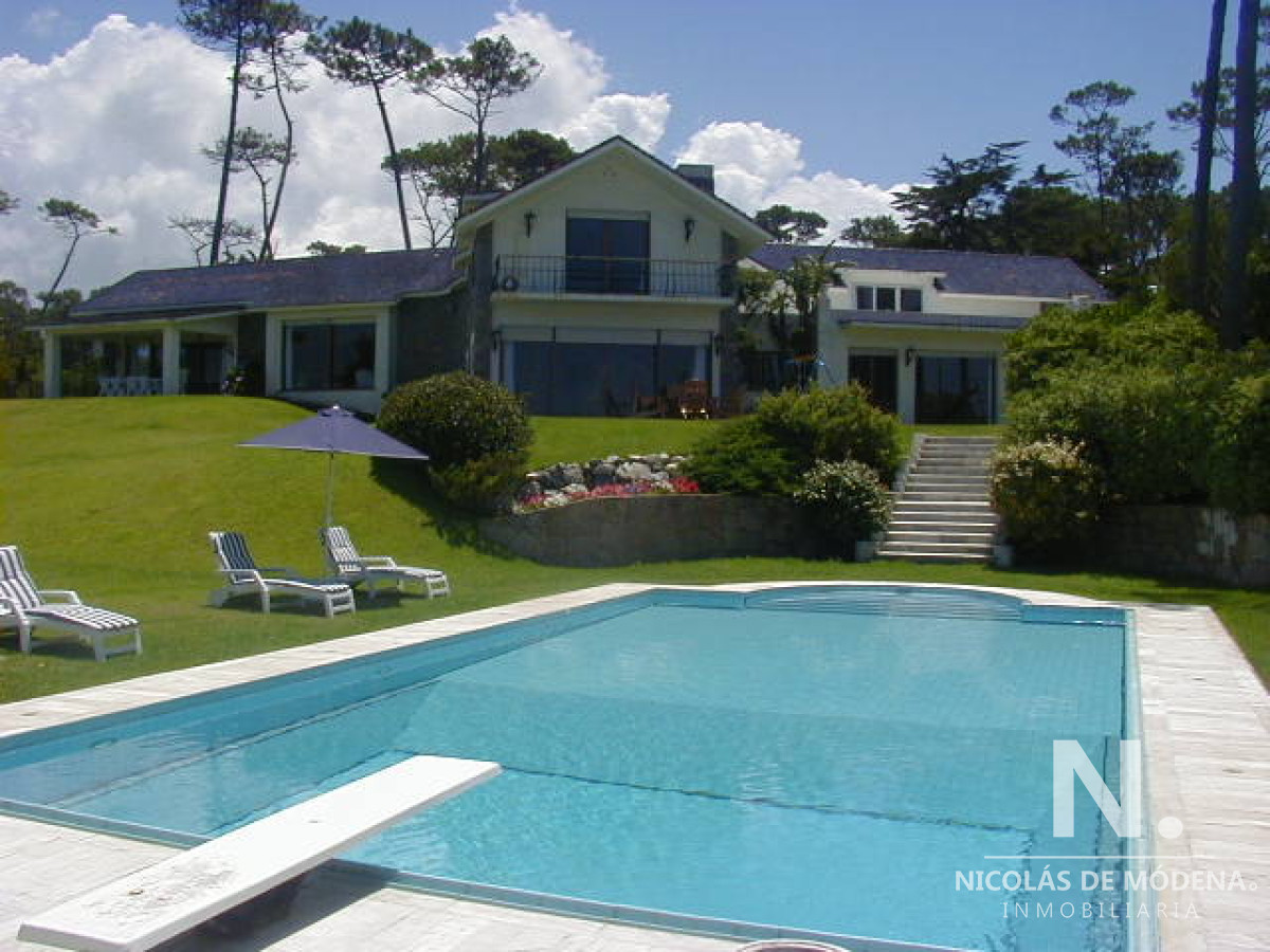 Amplia casa en venta en Playa Mansa, Punta del Este